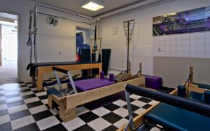 Pilates apparatuur, zoals de cadillac en reformer, voor privé en duo-lessen